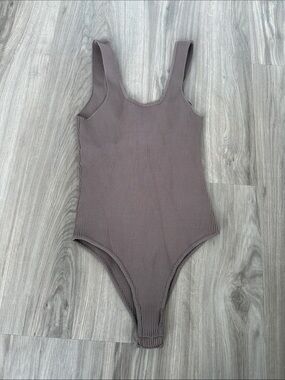 Ribbed Scoop-Neck Bodysuit in Mauve Taupe
